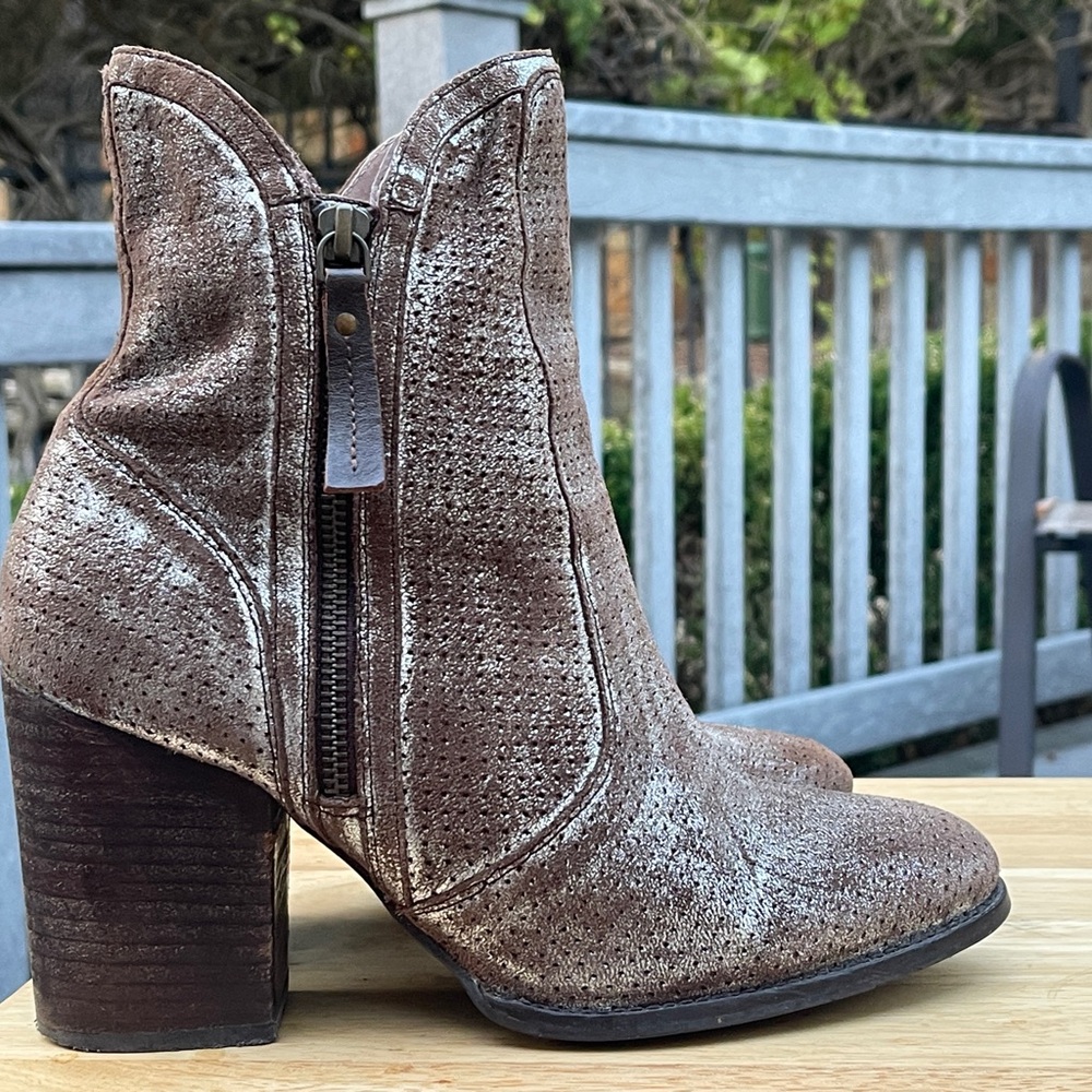 Seychelles Women’s Around The World Metallic Pewter Leather Ankle Boot size 9
